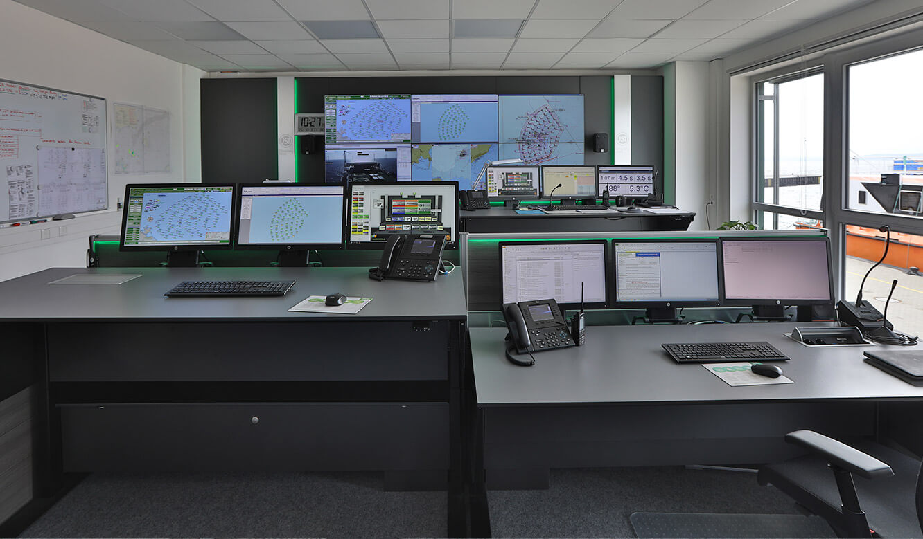 JST reference Iberdrola Sassnitz: Wind energy control centre - height-adjustable ergonomic control room desks