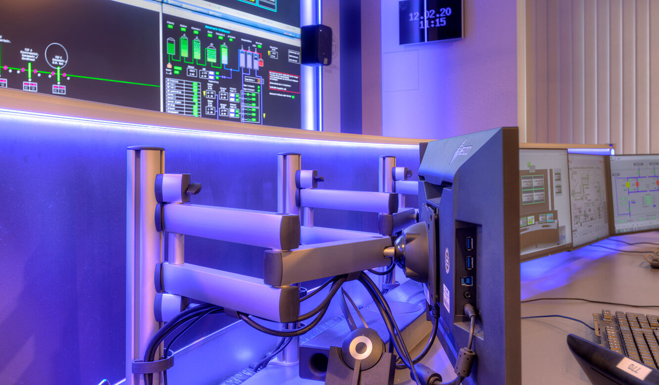 16-jst-referenz-gew-energieversorger-netzleitstelle-technik-komponenten-fuer-die-kontrollraum-steuerung 3D monitor articulated arms on the ergonomic operator workstation enable optimum viewing angle