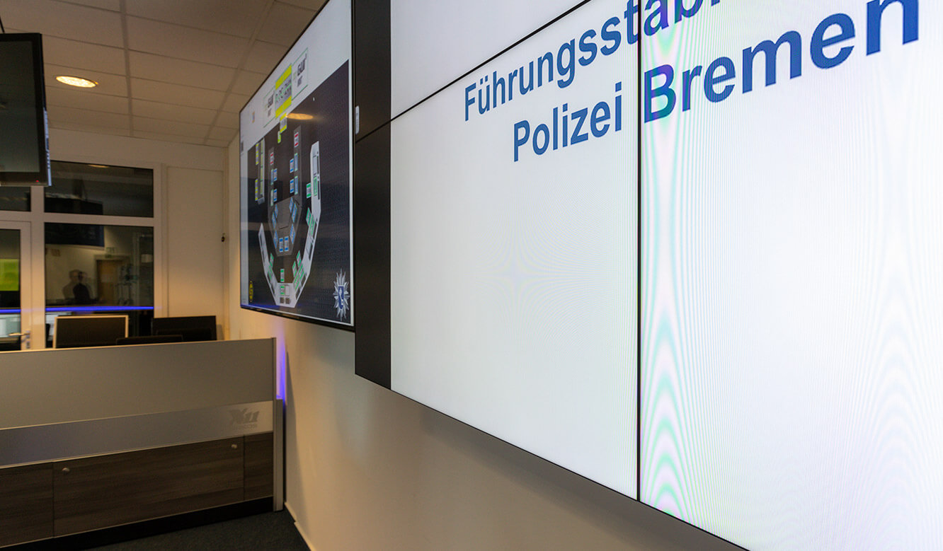 JST-Referenz Polizei Bremen Videoleitstelle: ultraschmale Rahmen bei Großbildmonitor der Videowall