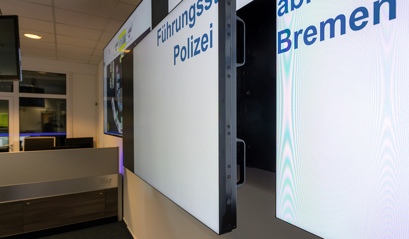 JST-Referenz Polizei Bremen Videoleitstelle: Großbilddisplays werden zur Wartung nach vorne geschoben