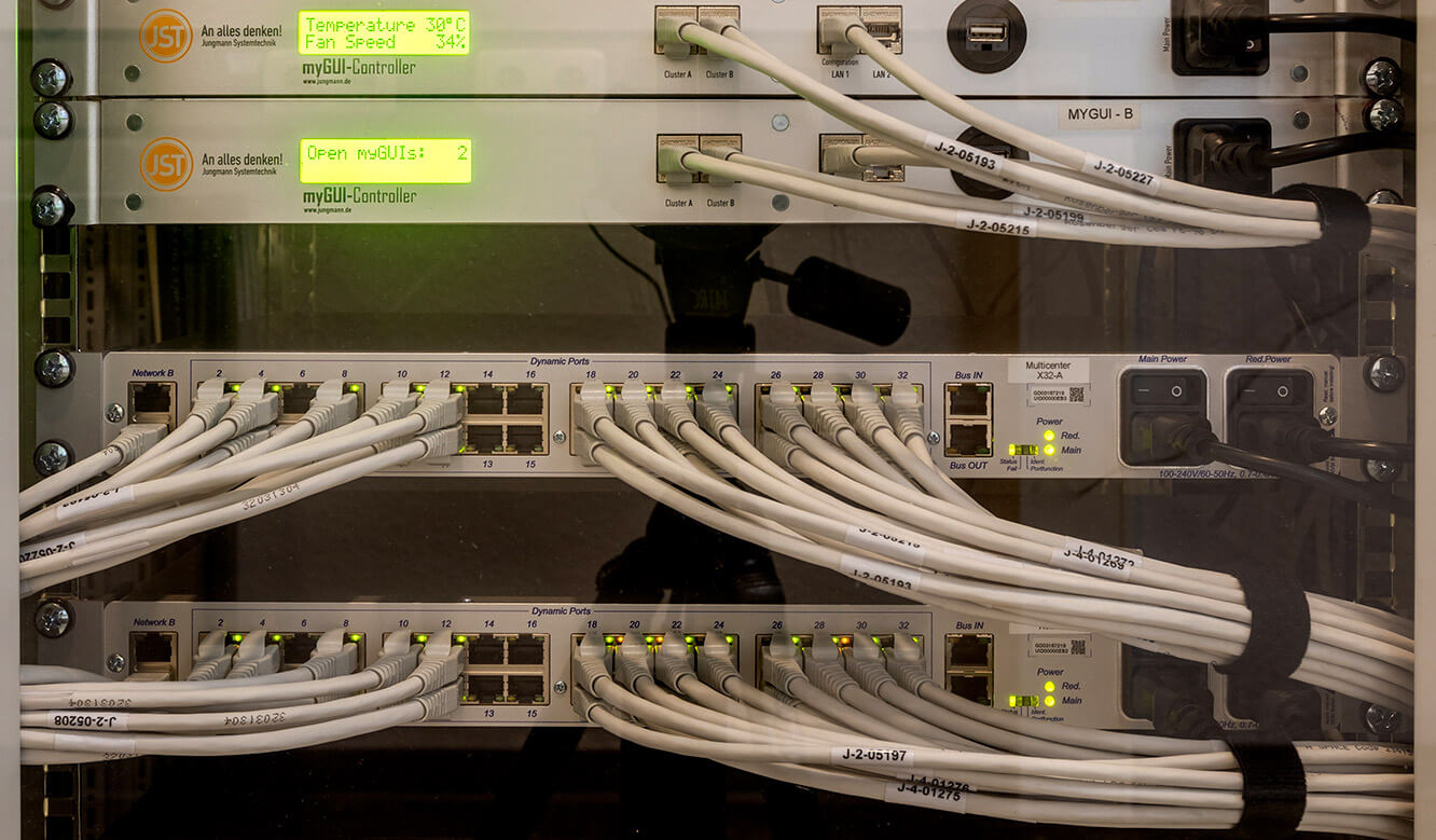 JST-Referenz GEW Energieversorger: Netzleitstelle. Technik-Komponenten für die Kontrollraum-Steuerung