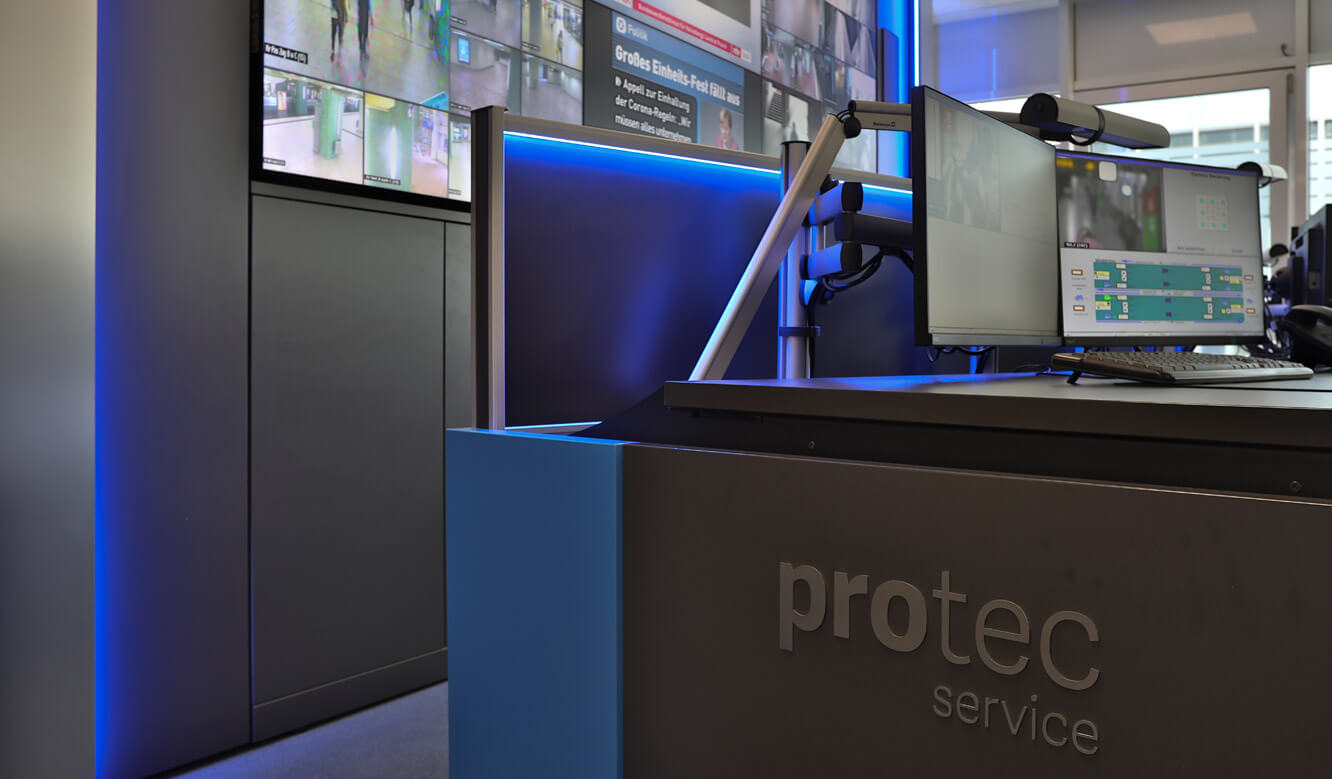 JST reference protec service GmbH - modern IT solution operation control center - operator desks in customer-specific corporate design