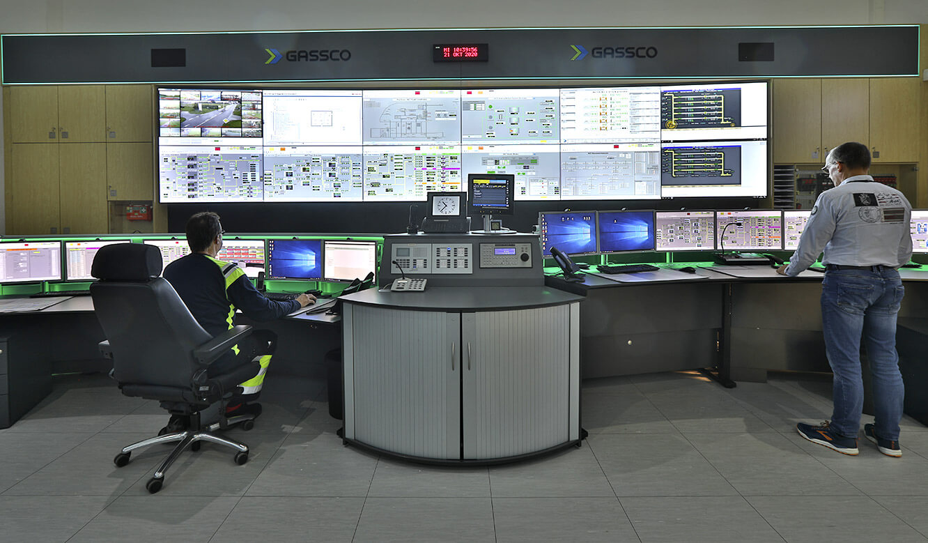 JST reference energy supplier Gassco Emden natural gas control room - height-adjustable tables for control room
