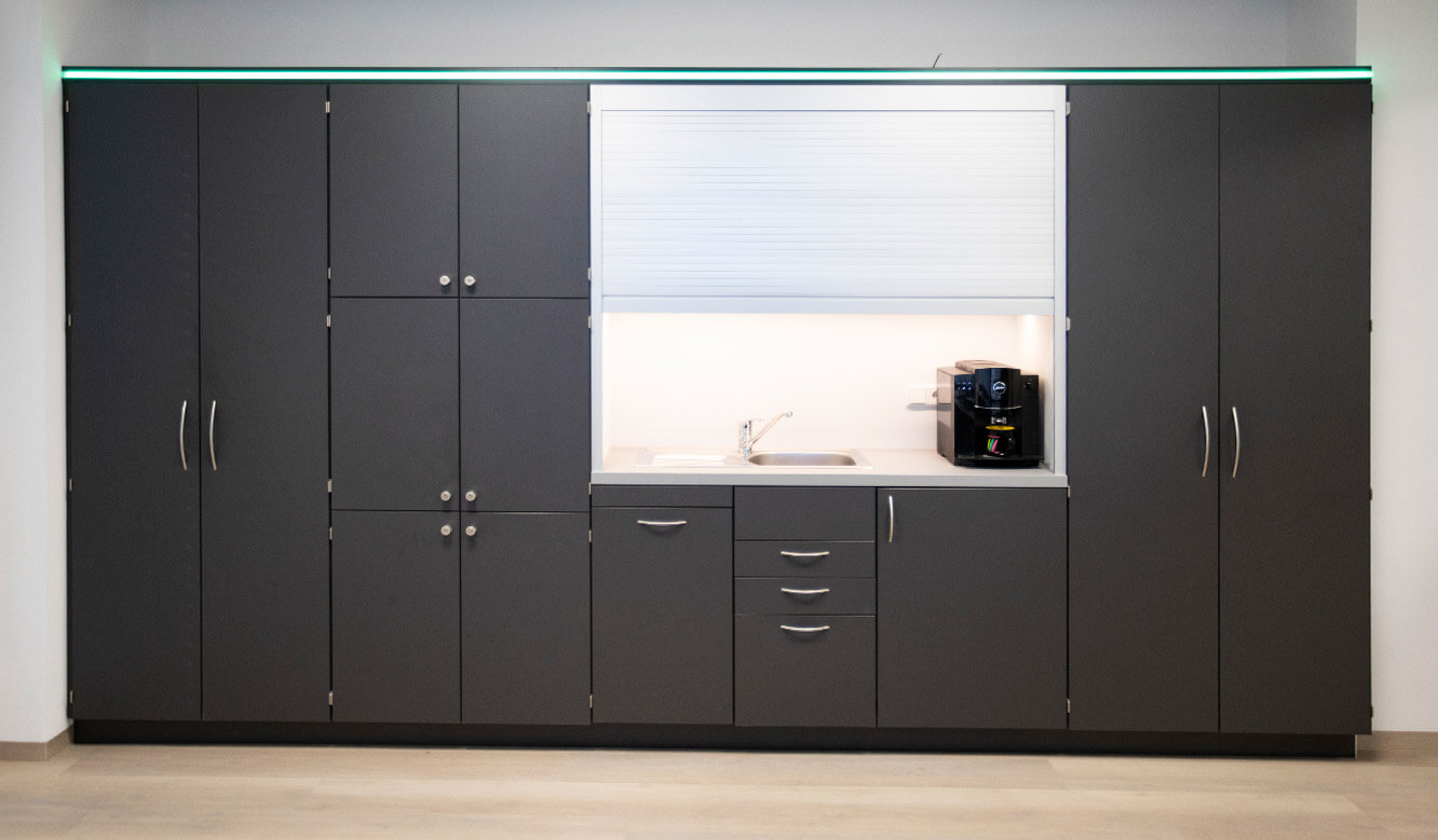 JST reference HeidelbergCement control centre: furniture solution with pantry kitchen