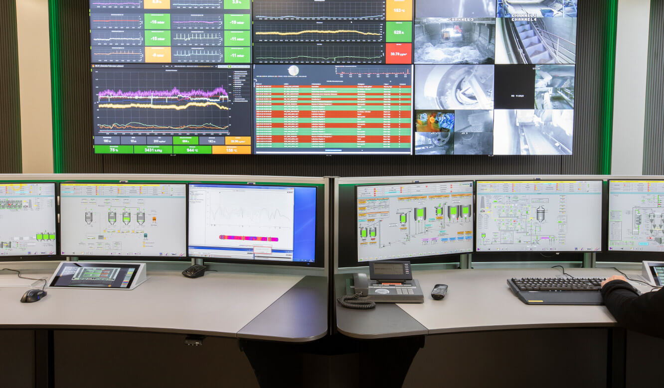 JST reference HeidelbergCement control centre: workstations in front of the large display wall