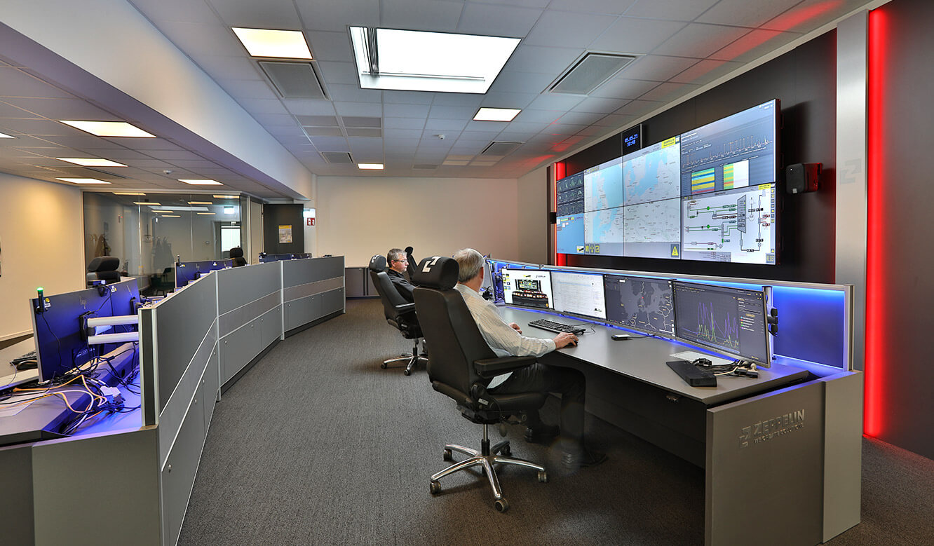 JST Reference Zeppelin Power Systems Fleet Operations Center - Workstations with a perfect view of the large display wall