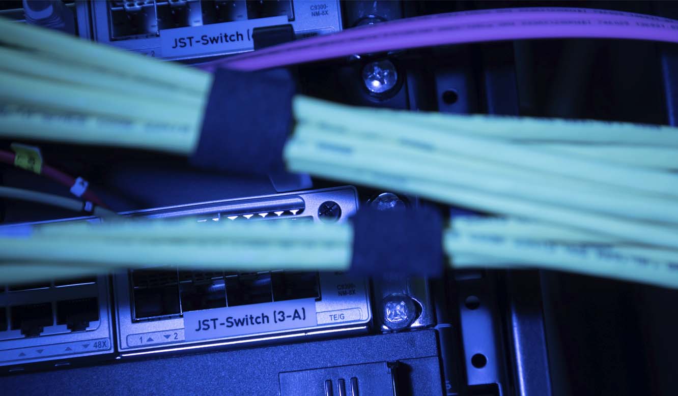 JST Referenz Tennet Netzbetreiber Leitstand - LWL-Patchkabel und Netzwerkswitch für KVM-Steuerung