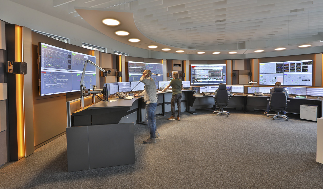 JST TraveNetz network control center modernization - electrically height-adjustable control room consoles