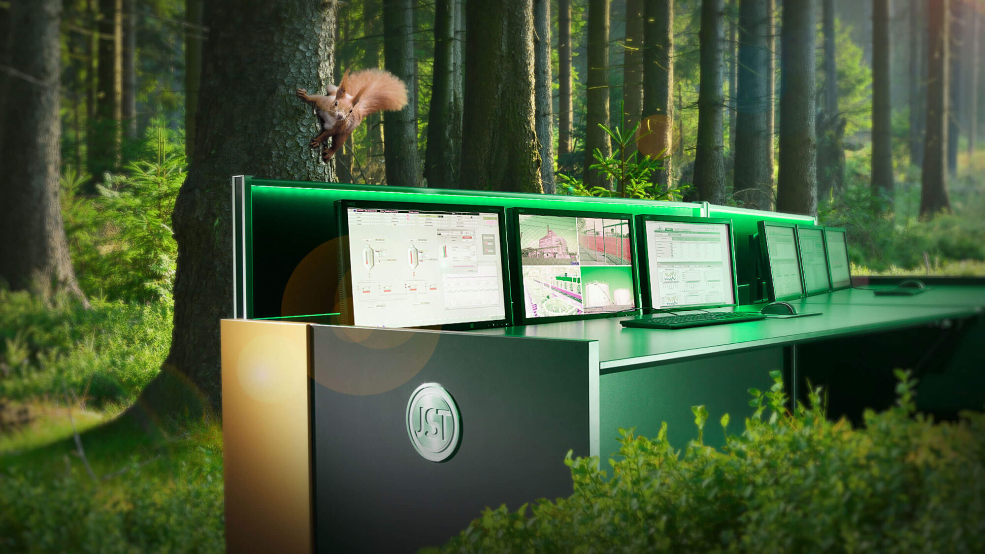 Kontrollraum-Pult STRATOS mit dem Wald im Hintergrund