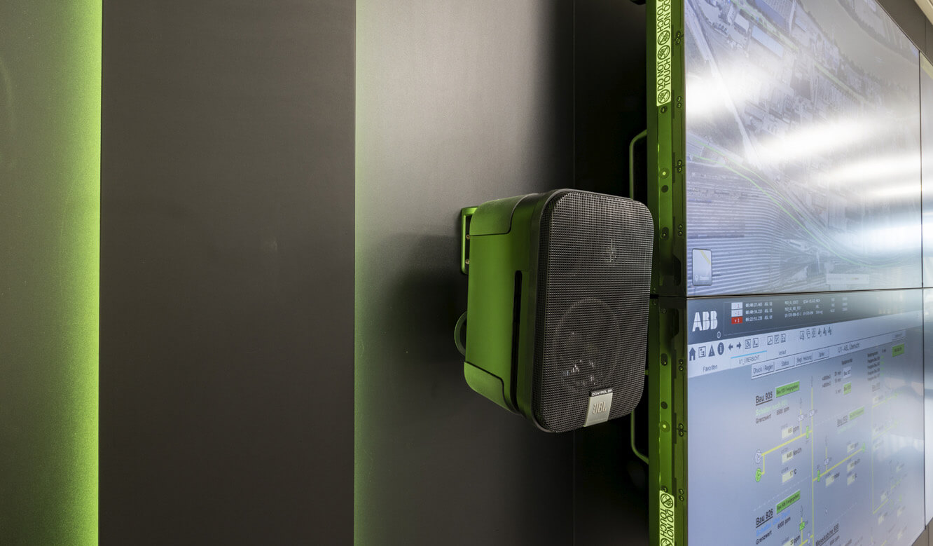 JST-Referenz Smart Control Center GETEC: Audiosystem mit den in die Großbildwand integrierten Lautsprechern