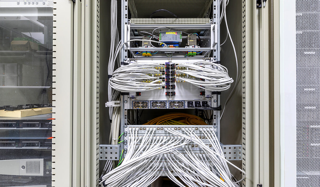 JST-Referenz Charité CFM technische Leitwarte - MultiConsoling-Kontrollraum-Steuerung als redundantes System