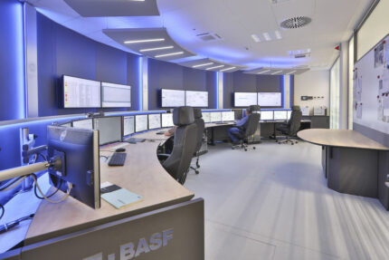 JST Referenz BASF Schwarzheide Leitwarte: moderner Kontrollraum mit Operator-Arbeitsplätzen vor Großbildwand