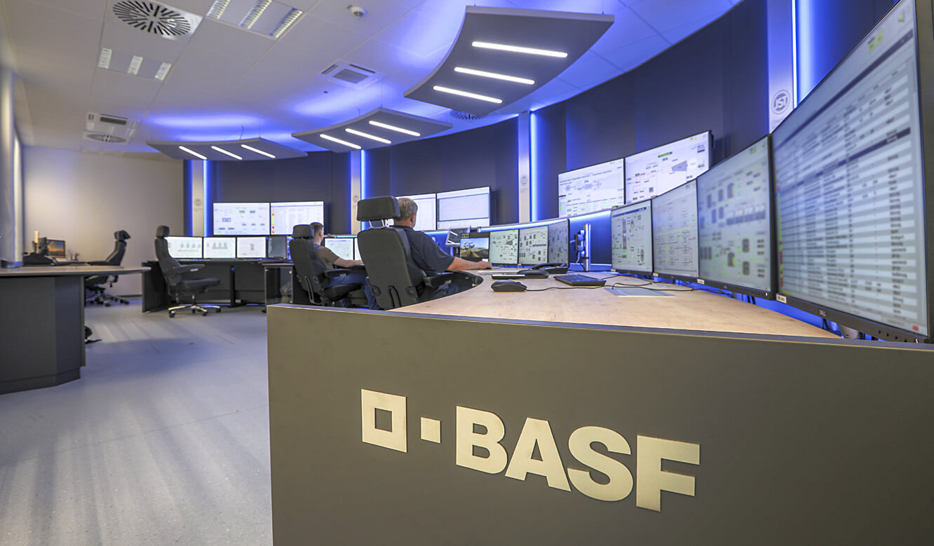 JST Referenz BASF Schwarzheide Leitwarte: STRATOS-Kontrollraum-Pulte im Corporate-Design des Chemiekonzerns