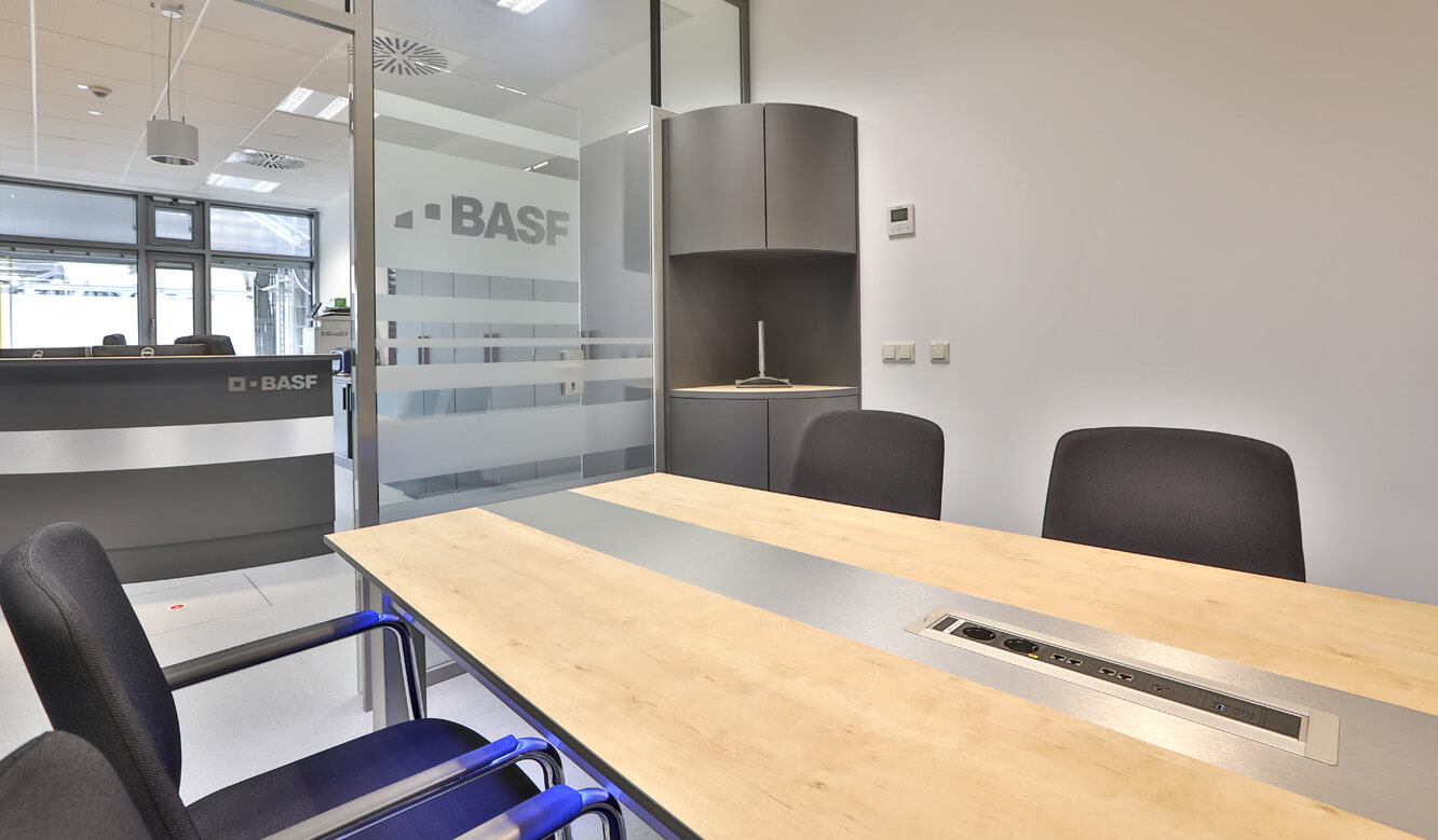 JST Referenz BASF Schwarzheide Leitwarte: Konferenztisch mit Anbindung an Kontrollraumsteuerung und passgenauen Leitstandmöbeln