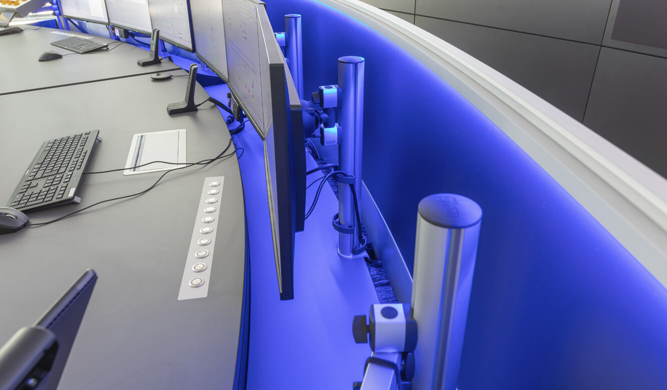 JST Referenz NWKG Steuerwarte: 3D-Monitorgelenkarme am STRATOS-Kontrollraumtisch