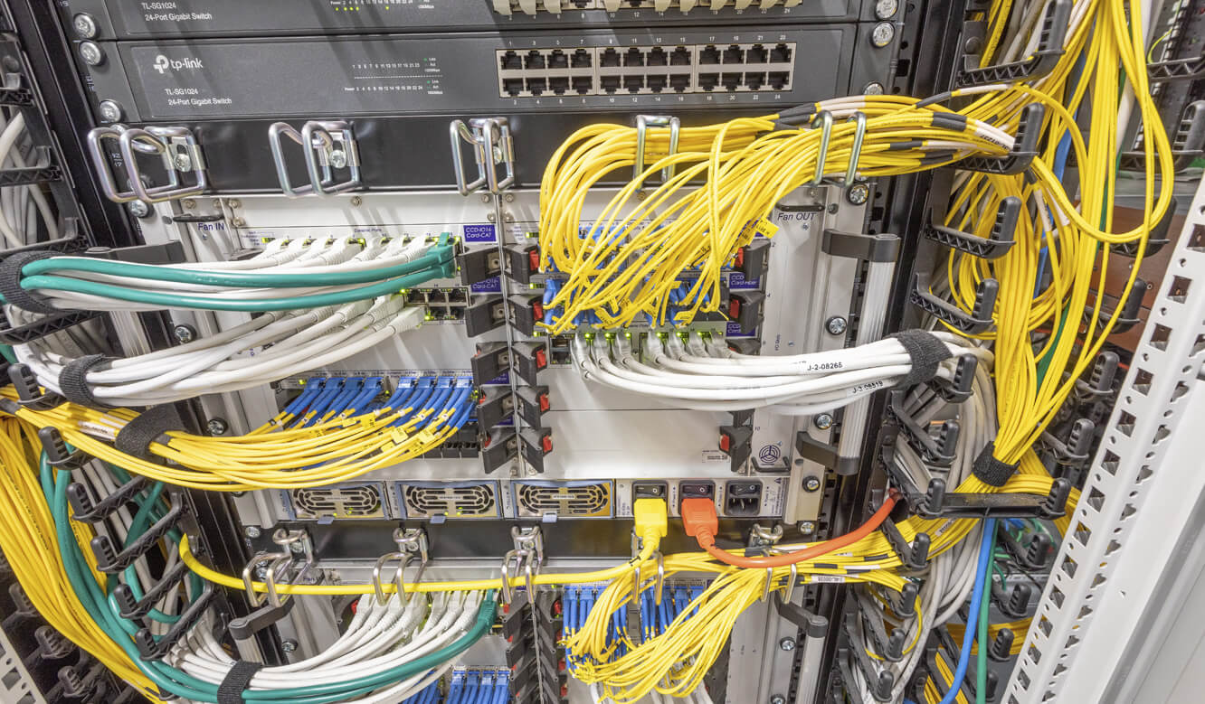 JST Referenz NWKG Steuerwarte: modulares MultiCenter mit Anschluss-Ports und redundanter Spannungsversorgung