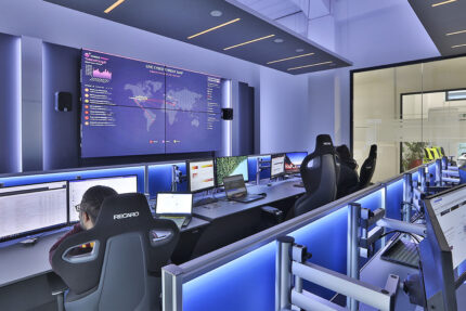 JST AXIANS Cybersecurity MSC: ergonomische Möblierung, Akustik-Deckensegel und innovative Kontrollraumtechnik