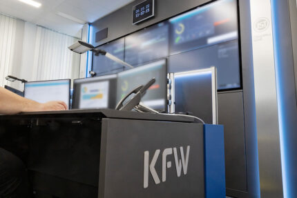 JST KfW Command Center Logo im Corporate Design am Operatorpult