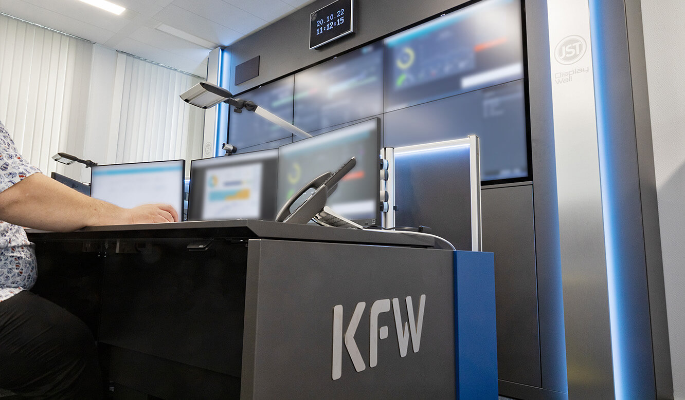 JST KfW Command Center Logo im Corporate Design am Operatorpult