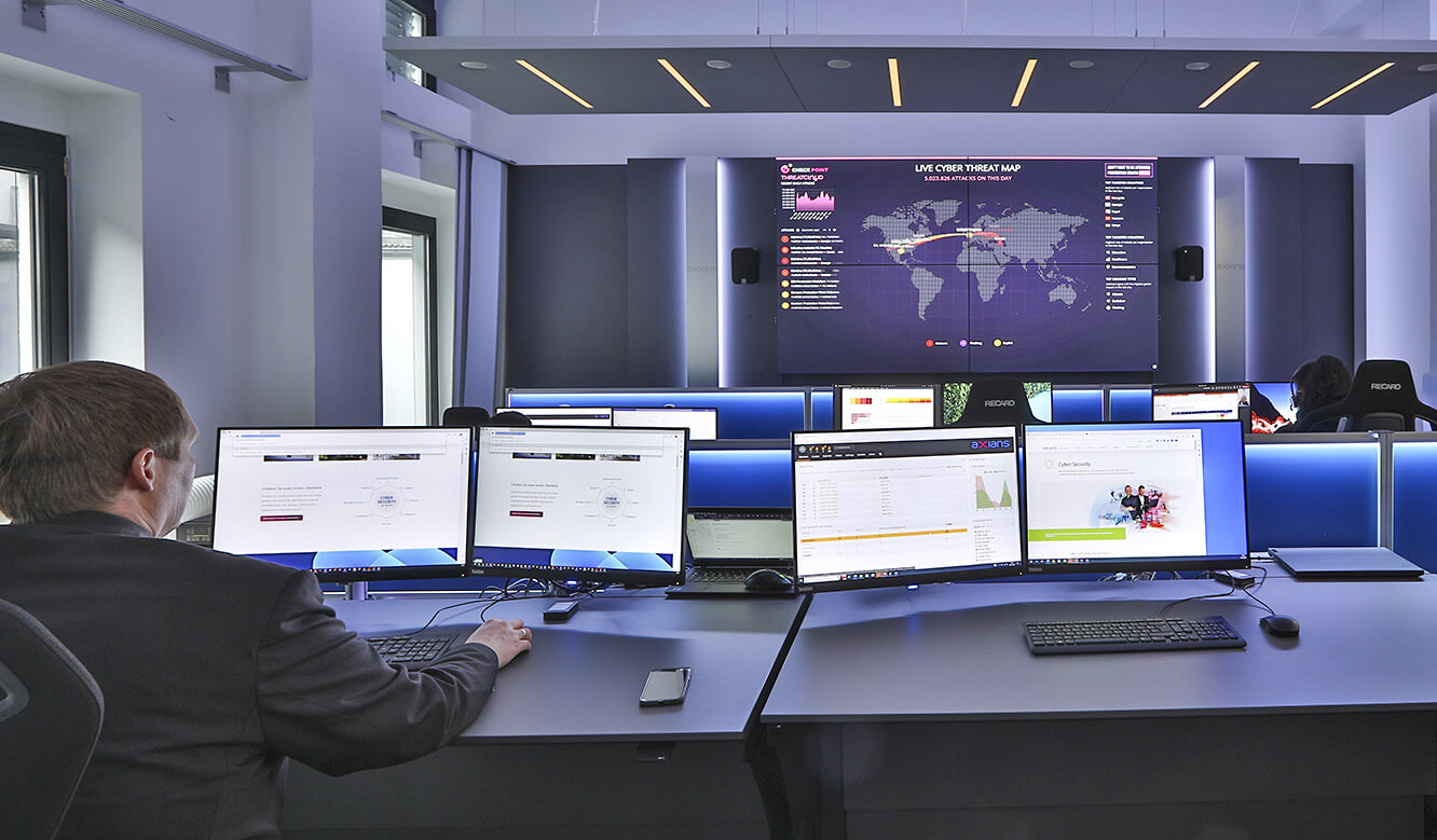 JST AXIANS Cybersecurity MSC: Operator-Arbeitsplatz am Stratos-Kontrollraum-Pult
