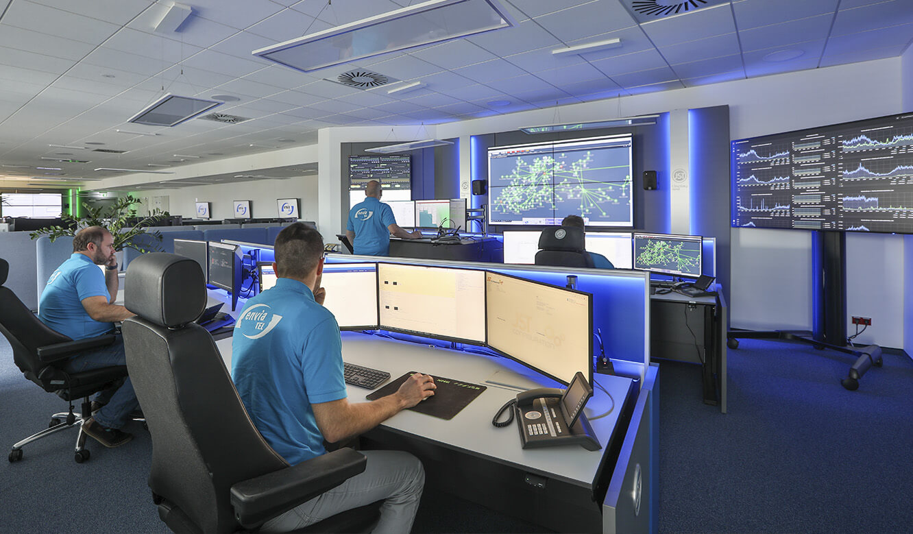 JST Referenz envia TEL Network Operation Center: Operator-Arbeitsplätze und Großbildtechnik