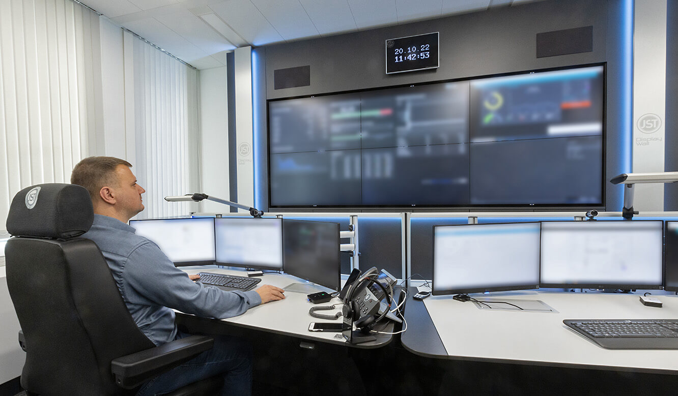 JST KfW Security Command Center: Stratos X11 Operatorpult in Sitzhöhe