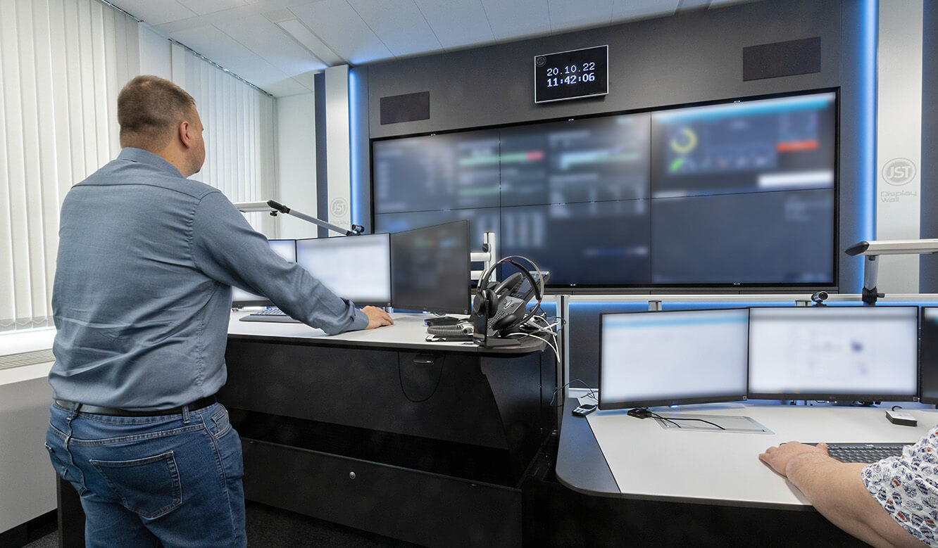 JST KfW Security Command Center: Stratos X11 Operatorpult in Stehhöhe