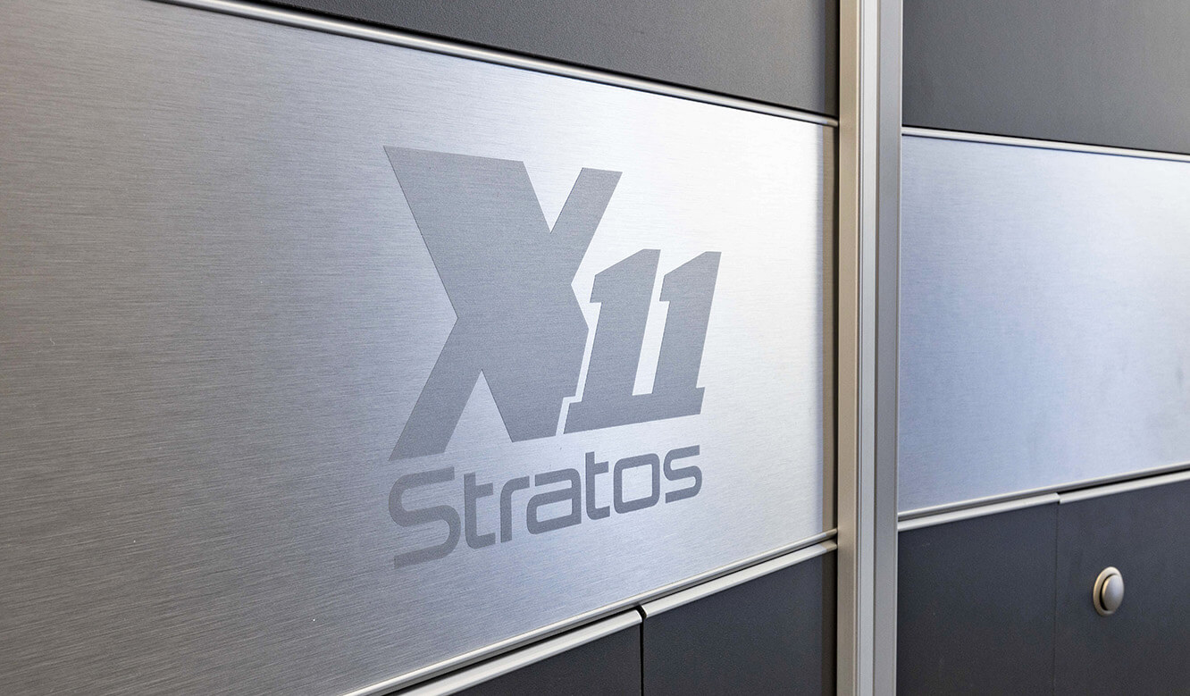 JST KfW Security Command Center: Stratos X11 Operatorpult designorientiert und funktional