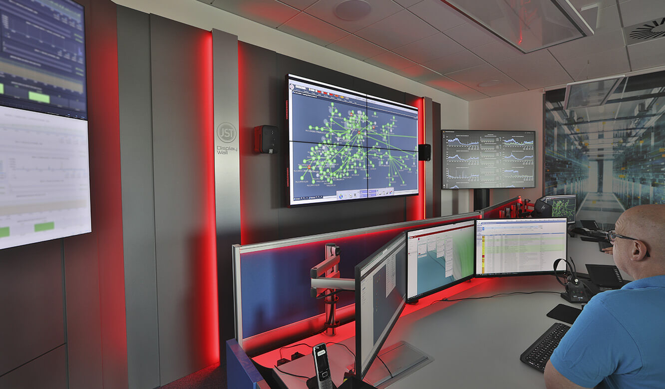 JST Referenz envia TEL Network Operation Center: visuelle Alarmierung durch rotes Alarm-Licht im Leitstand