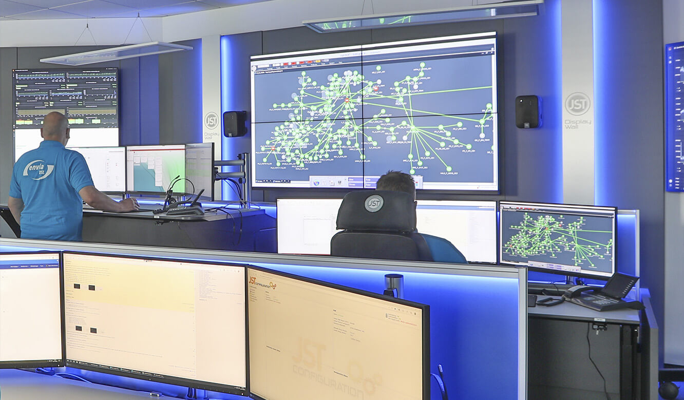 JST Referenz envia TEL Network Operation Center: Operator-Arbeitsplatz zeigt Tisch mit Höhenverstellung