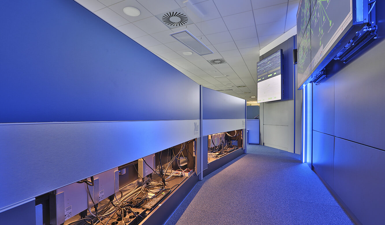 JST Referenz envia TEL Network Operation Center: im Leitwartentisch befindet sich hinter Versorgungsklappen großer Stauraum mit Beleuchtung