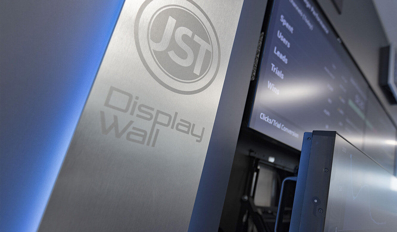 JST KfW Security Command Center: DisplayWall mit Edelstahl-Optik und AlarmLight vereint Design und Funktionalität