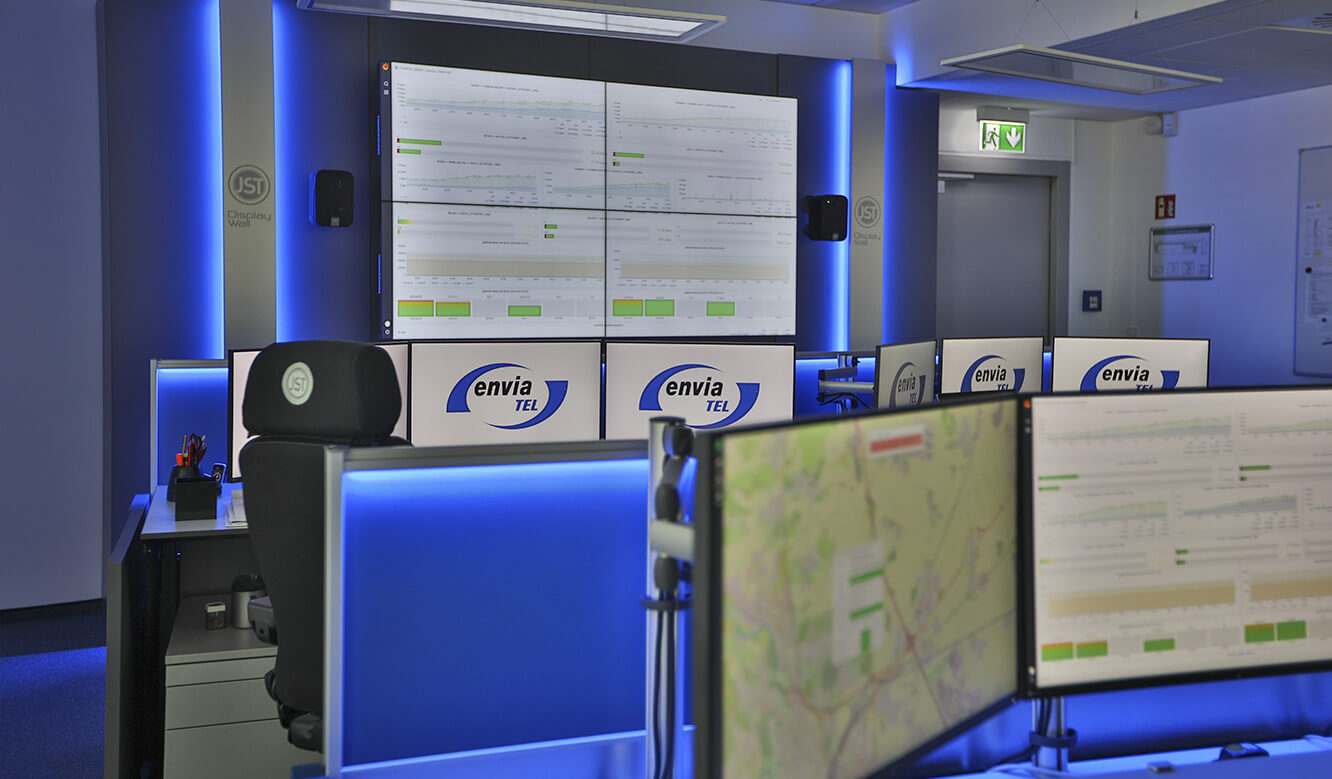 JST Referenz envia TEL Network Operation Center: auch das Stratos-Operatorpult ist mit LED für Alarm-Licht ausgeruestet