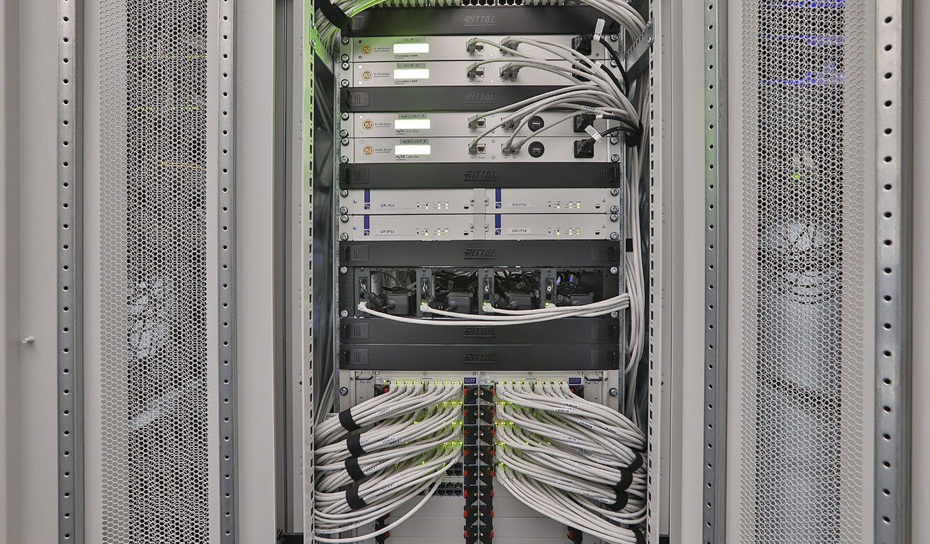 JST Referenz envia TEL Network Operation Center: Kontrollraumkomponenten von oben: GrabberVM, myGUI-Controller, GabberIP und redundantes Multicenter