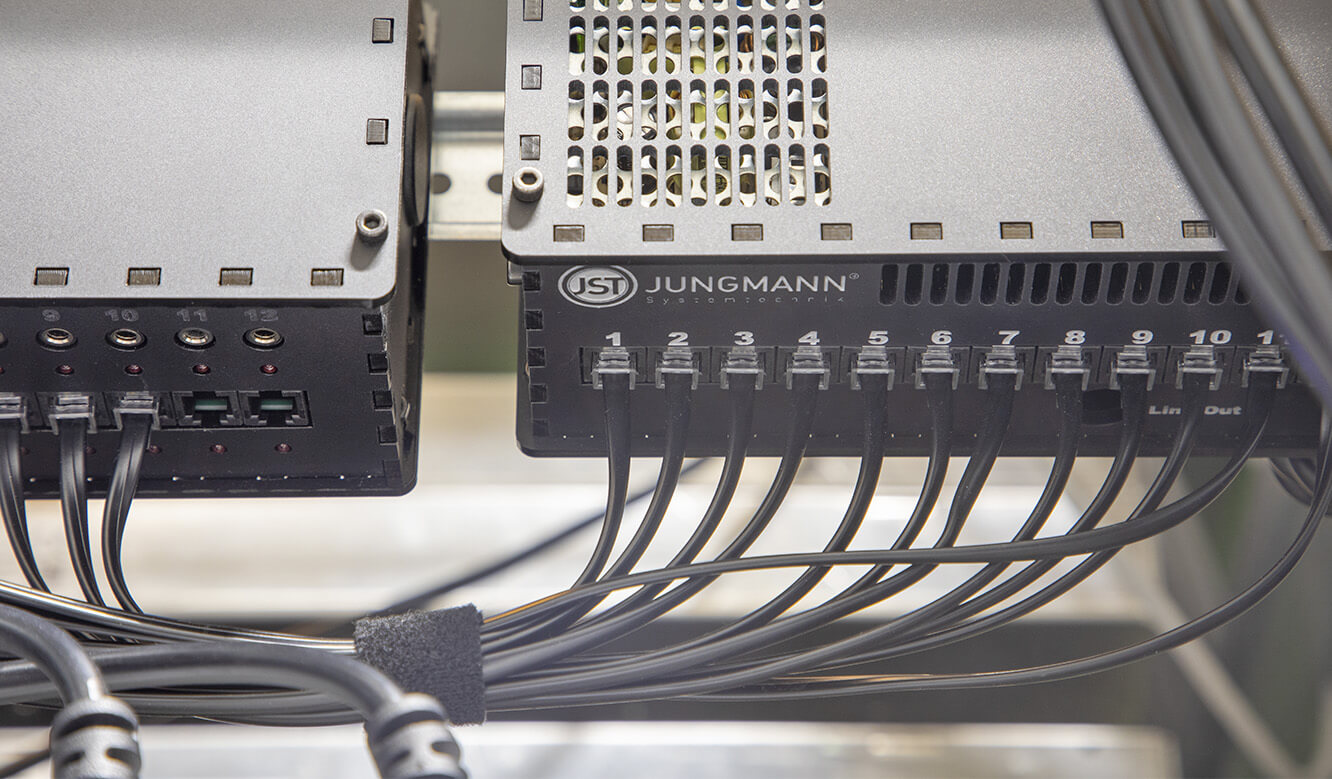 JST Referenz envia TEL Network Operation Center: Kontrollraumkomponenten: rechts CommandBox, links Audioerkennungsmodul