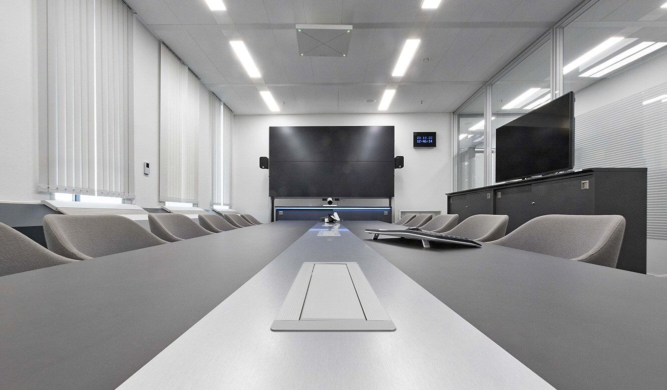 JST KfW Security Command Center: Krisenraum All-Media Konferenztisch und Videowall