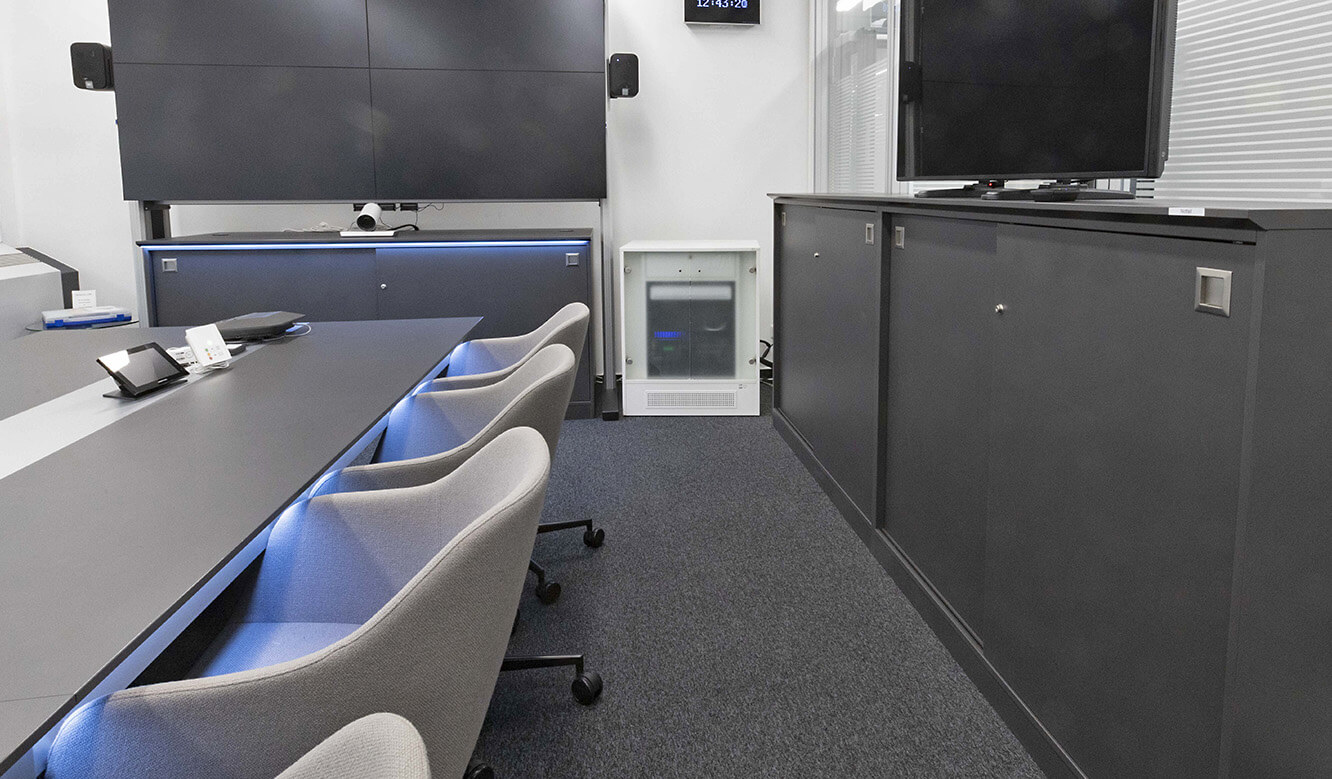 JST KfW Security Command Center: individuell angefertigte Kontrollraum-Möbel