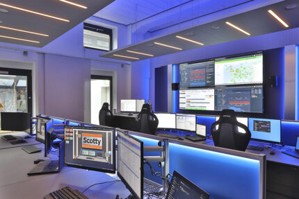 JST AXIANS Networks & Solutions: managed Services NOC Kontrollraum mit Videowall und Operator-Plätzen