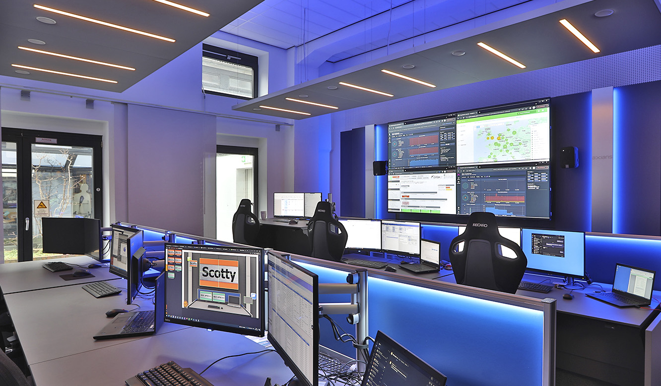 JST AXIANS Networks & Solutions: managed Services NOC Kontrollraum mit Videowall und Operator-Plätzen