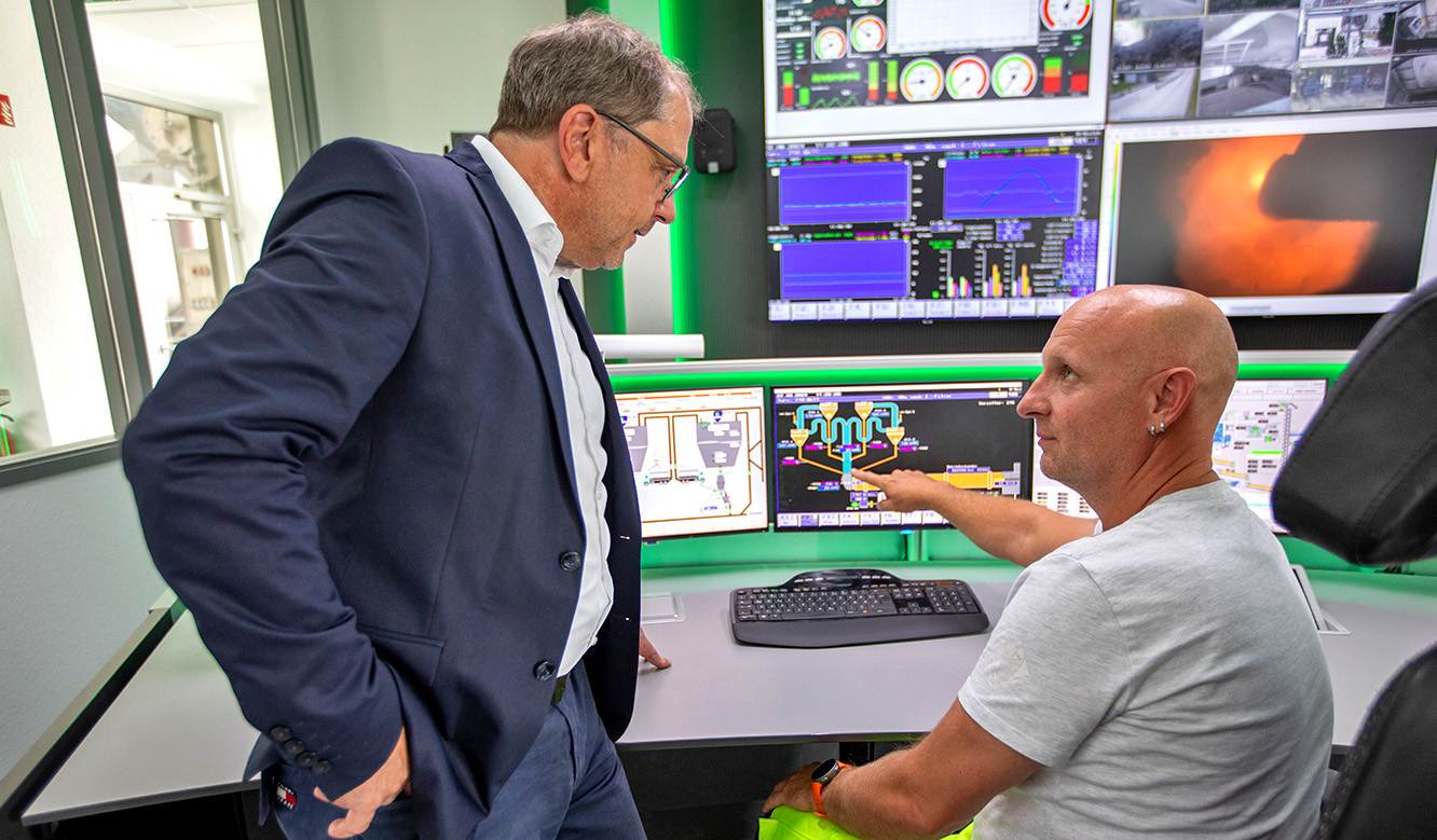 JST Heidelberg Materials Geseke Leitwarte - JST-Berater Volker Weimer beim On-Site-Meeting mit Projektleiter Stefan Naber