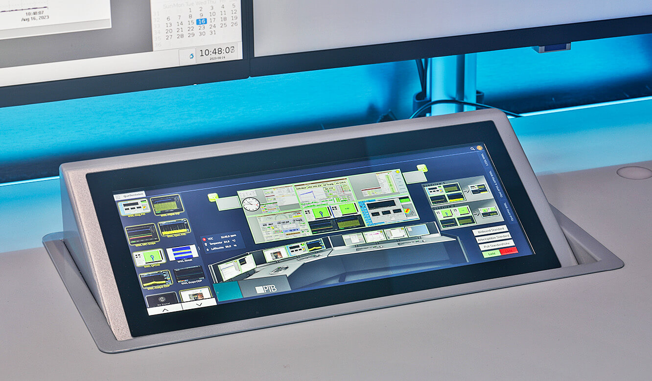 JST Helmholtz Zentrum Berlin (PTB) Leitwarte: mit dem CommandPad behält der Operator die Bedienoberfläche der KVM-Steuerung über die myGUI konstant im Blick