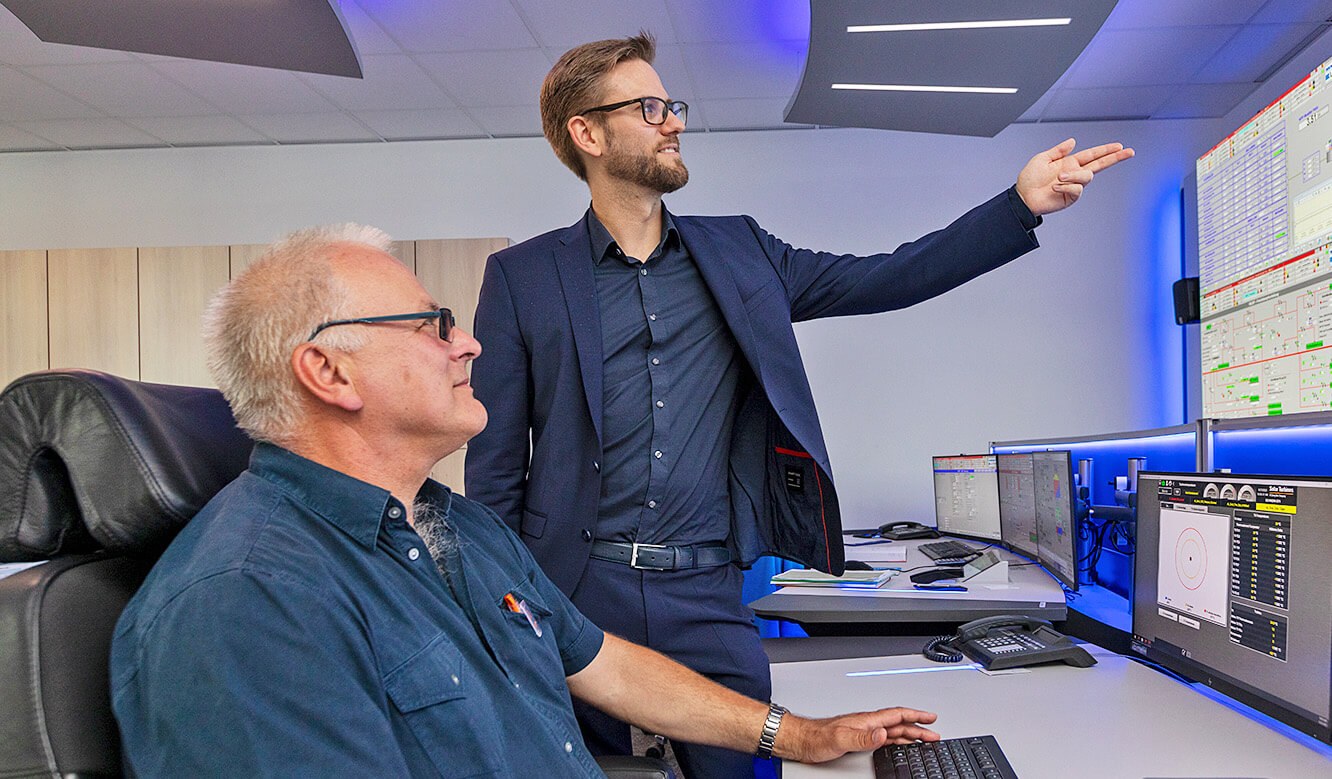 JST Leitwarte Stadtwerke Energieversorgung Schwerin: Kontrollraum-Experte Dominik Zepp mit Projektleiter Thomas Vinzelberg (links)