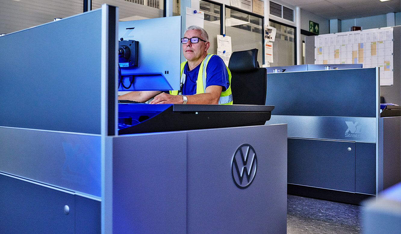 JST VW Zwickau Leitstand Karosseriebau - Kontrollraum-Pult bietet beste Ergonomie im Leitstand