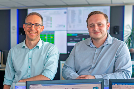 VW Sachsen - Rico Trautmann (Technischer IT-Sachbearbeiter, links) und Michael Beier (Unterabteilungsleiter Materialleitstand)