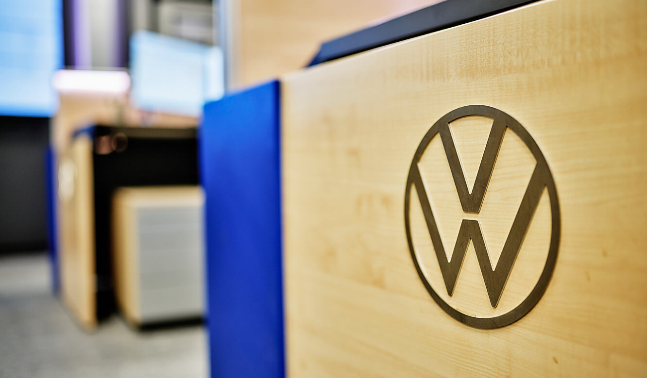 JST VW Zwickau Montage FTS Leitstand: Corporate Design Elemente an den Möbeln in der Volkswagen-Leitwarte
