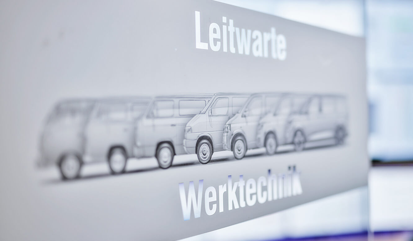 JST Leitstand Volkswagen Nutzfahrzeuge Hannover: Eingang zur Leitwarte des Autoherstellers
