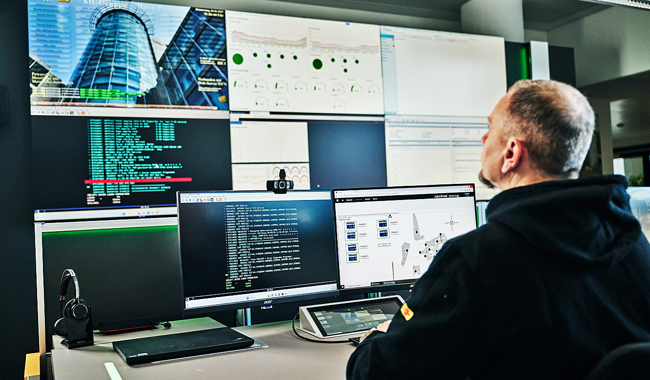 Leitstand Bausparkasse Schwäbisch Hall - ergonomischer Kontrollraum-Arbeitsplatz vor der Videowall