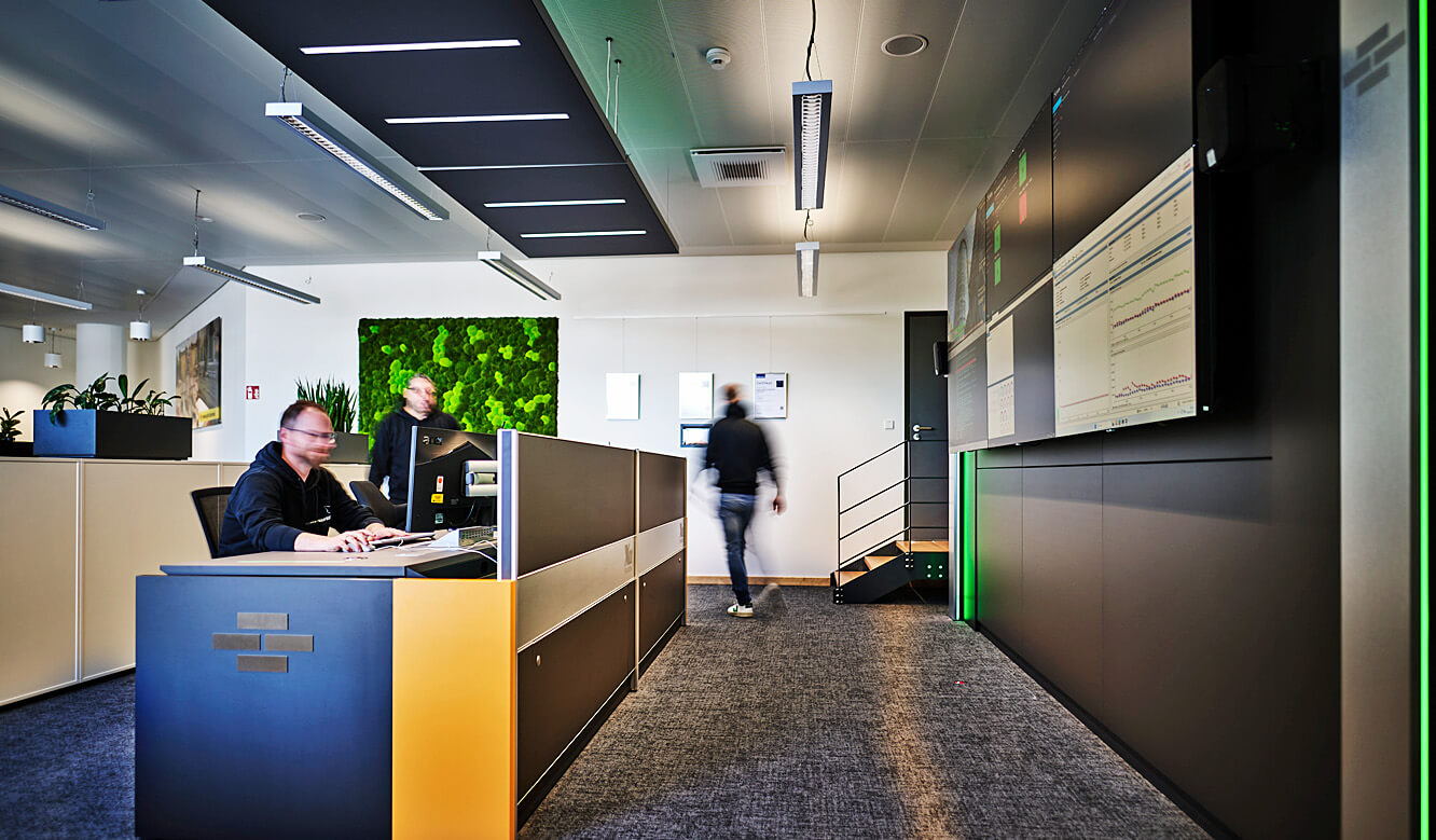 Leitstand Bausparkasse Schwäbisch Hall - Operator-Pulte vor der Großbildwand