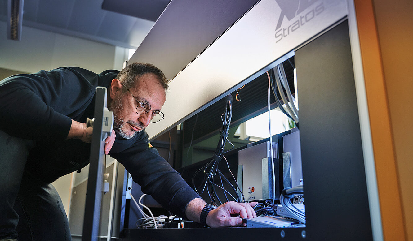 Leitstand Bausparkasse Schwäbisch Hall - technische Komponenten im Versorgungsraum des Pultes leicht zu erreichen