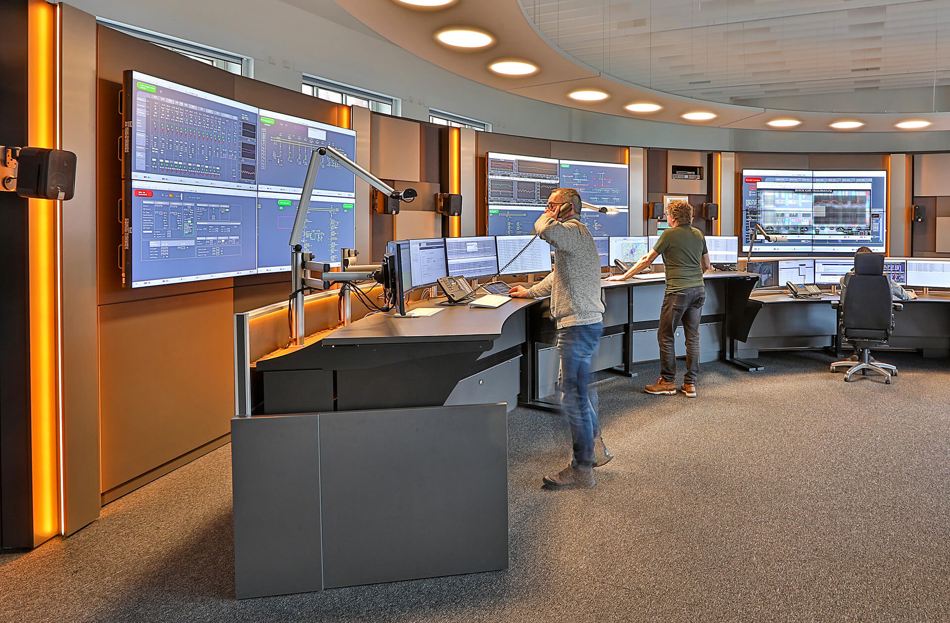 Leitstellenmöbel von JST Jungmann Systemtechnik – die technische und ergonomische Kontrollraum-Einrichtung